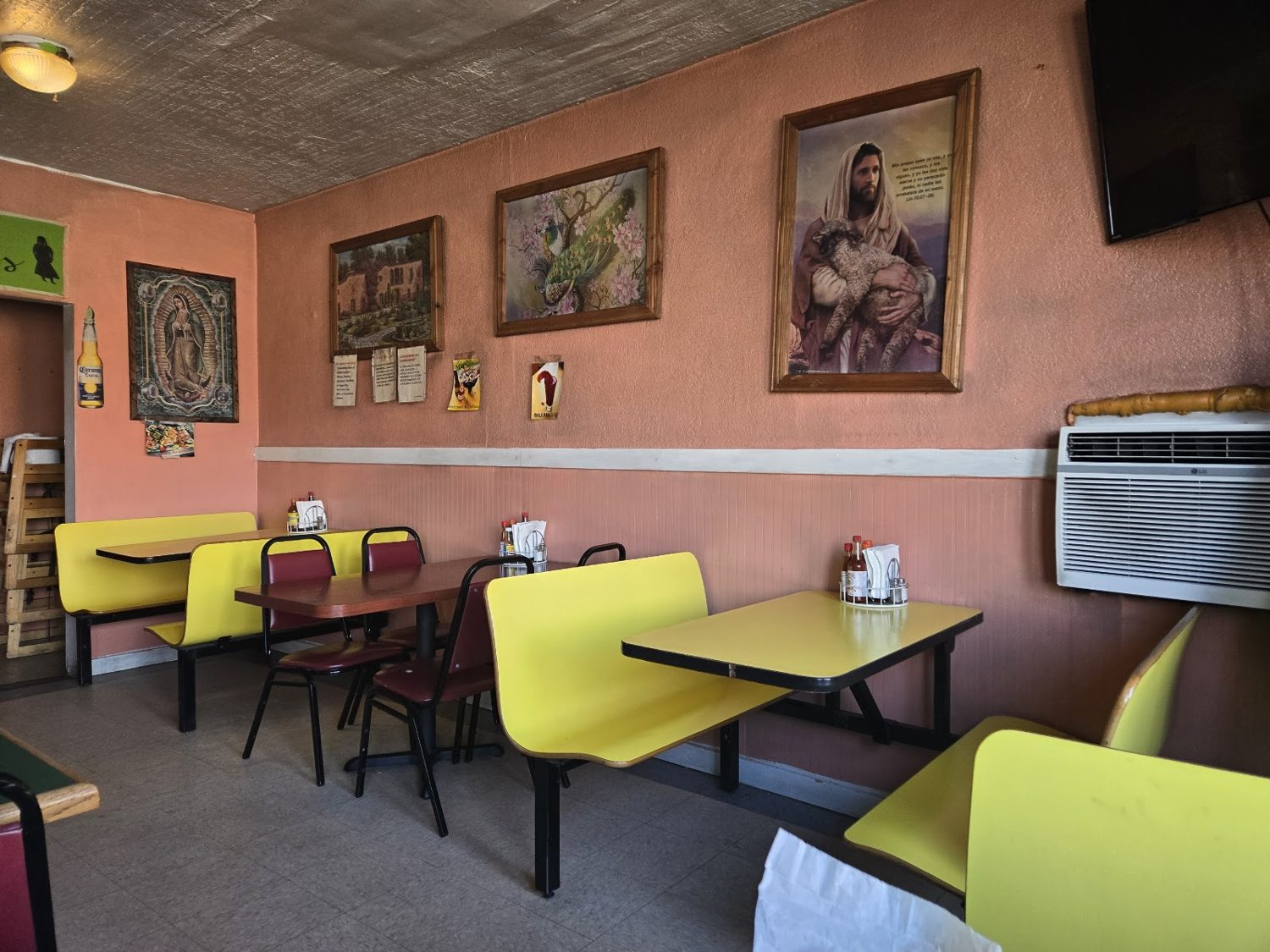 The colorful dining room inside Janitzio
